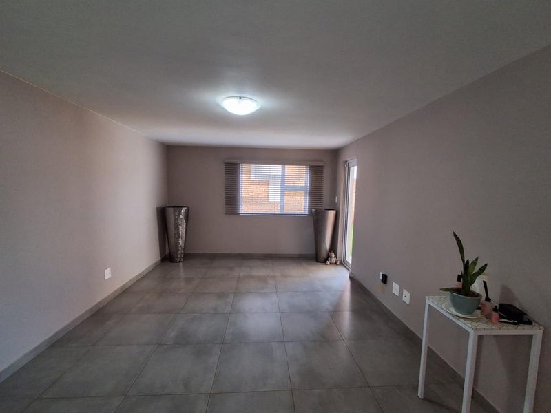 Modern three bedroom ground floor unit - Photo 8