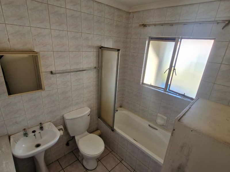 Unlock the Potential! Affordable 2-Bedroom Townhouse Ready for Your Personal Touch in Oakdene! - Photo 9