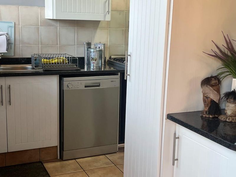 Lock up and go at the next level. Security access complex in the heart of Brackenhurst. - Photo 5