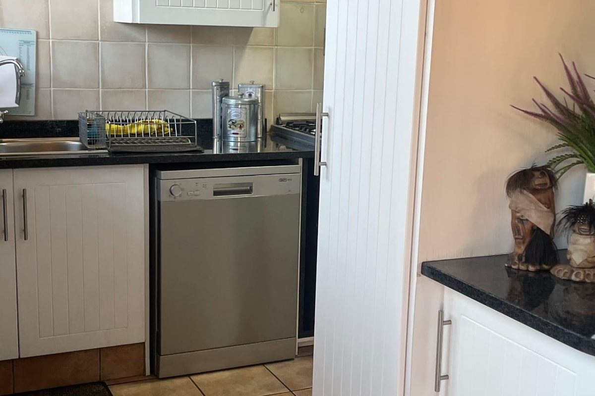 Lock up and go at the next level. Security access complex in the heart of Brackenhurst. - Photo 5