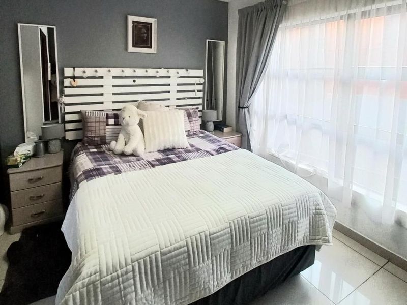 Morden Gem Apartment - Photo 8
