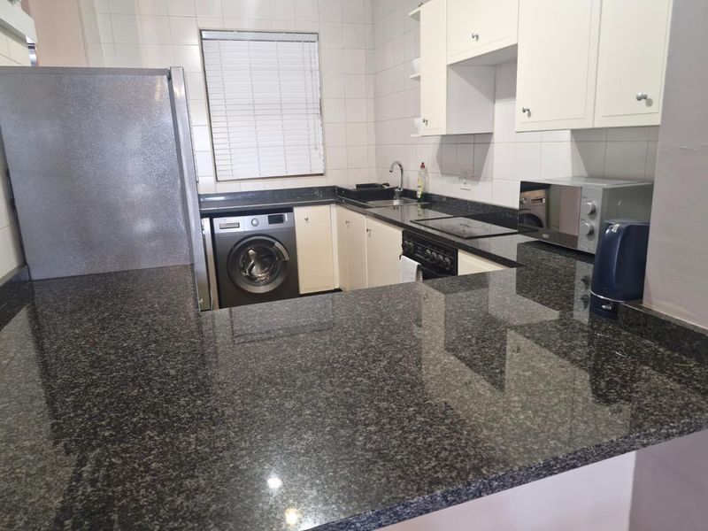 Immaculate top floor 3 bedroom apartment allows air bnb - Photo 6
