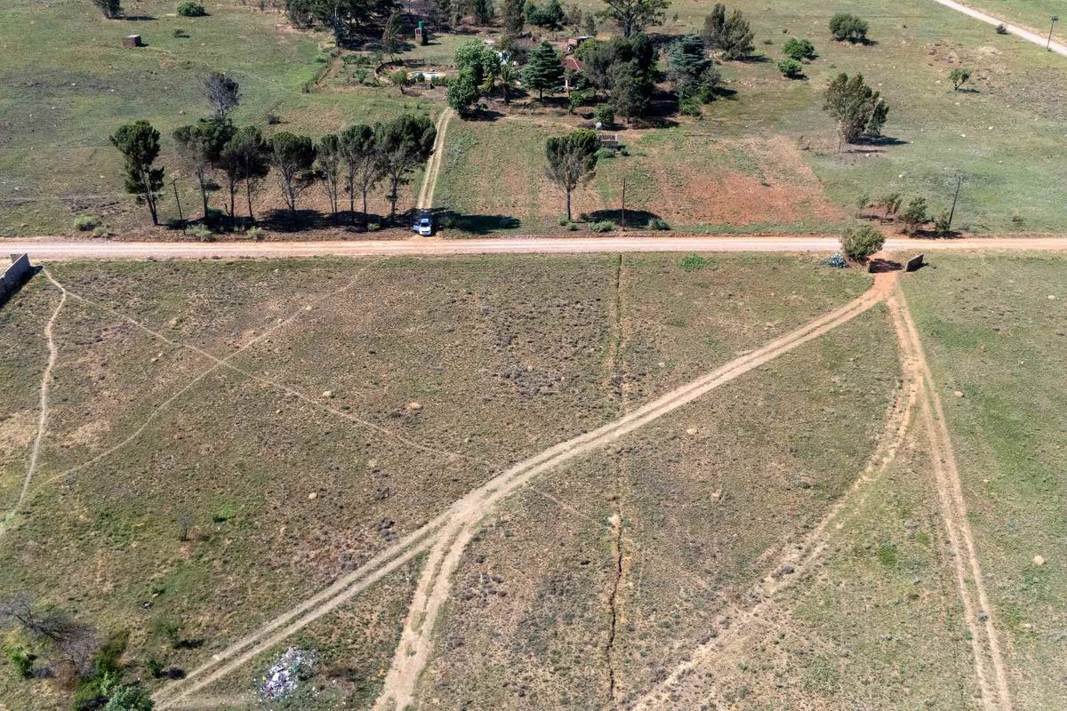 Spacious Stand with Endless Potential - Photo 3