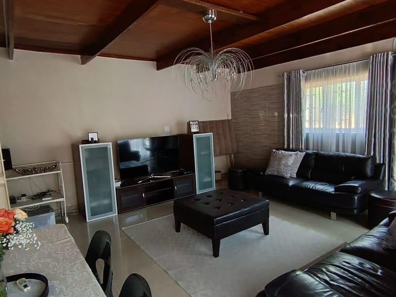 5 Bedroom House for sale in Silverglen - Photo 5