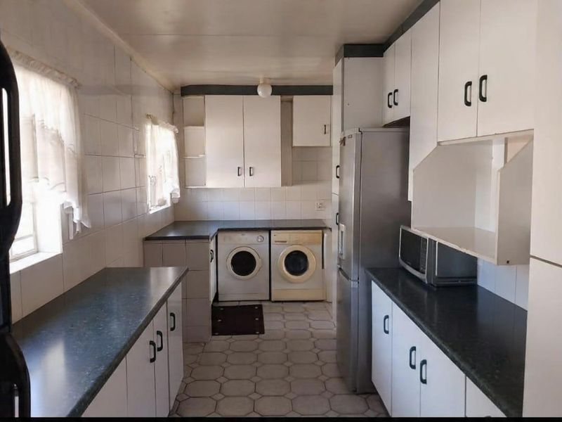 HUGE FAMILY HOME IN PRIME AREA - Photo 9