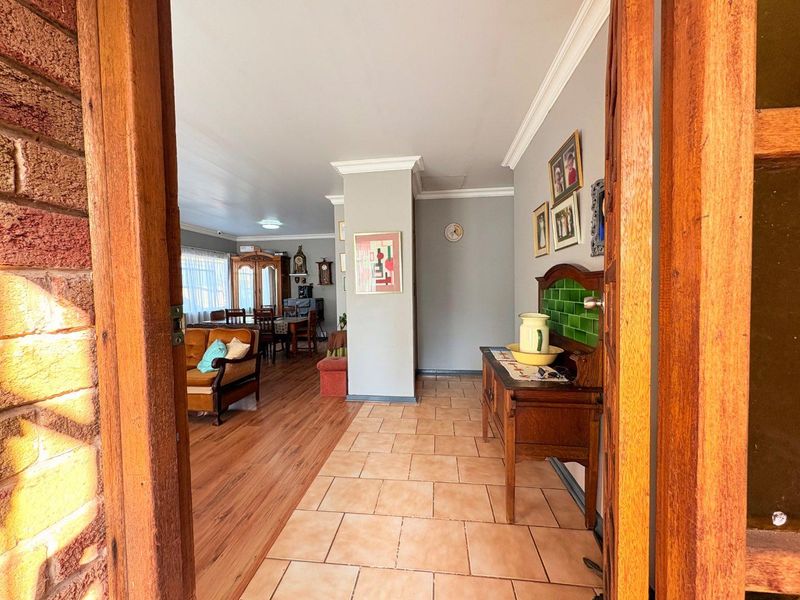 Spacious Family Home with Solar Power and Borehole  in Langenhovenpark - Photo 5