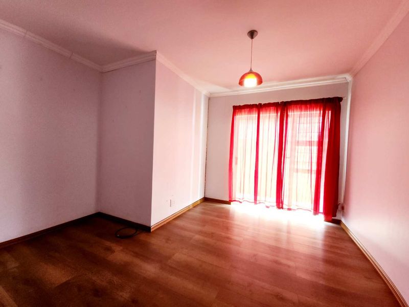 Rock face bricks with white aluminum windows. equals maintenance free. - Photo 6