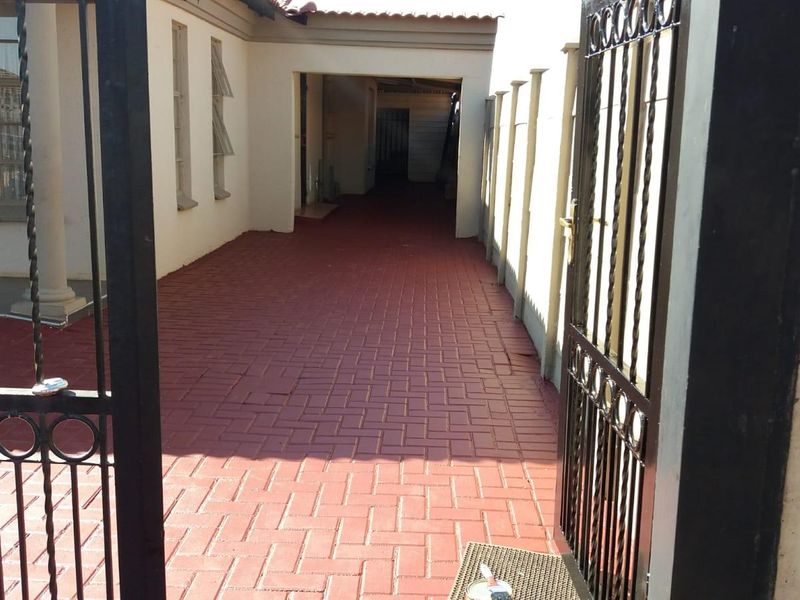 3 Bedroom House For Sale in Soshanguve Vv - Photo 10