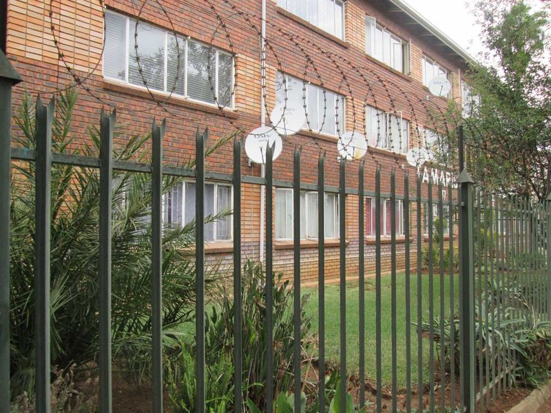 BEAUTIFUL  AND NEAT TWO BEDROOM [2] FLAT FOR SALE IN DASPOORT [PTA ] BARGAIN - Photo 3