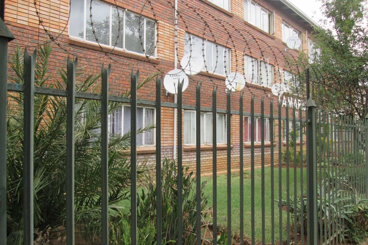 BEAUTIFUL  AND NEAT TWO BEDROOM [2] FLAT FOR SALE IN DASPOORT [PTA ] BARGAIN - Photo 3