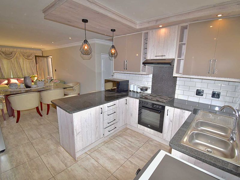 Stunning Modern Home in Savanna Estate - Photo 9