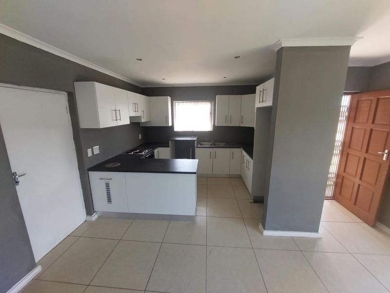 3 Bedroom Townhouse To Rent In Bridgemead - Photo 5
