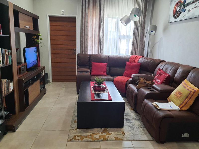 Stunning 3 bed, 2 bath unit in a secure complex - Photo 3