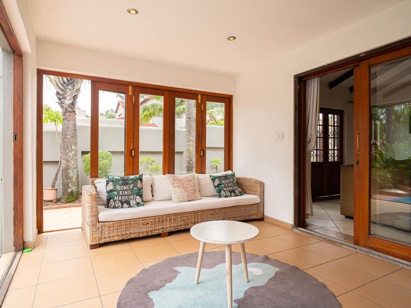 Space, Light and Comfort in a Secure Complex - Photo 4