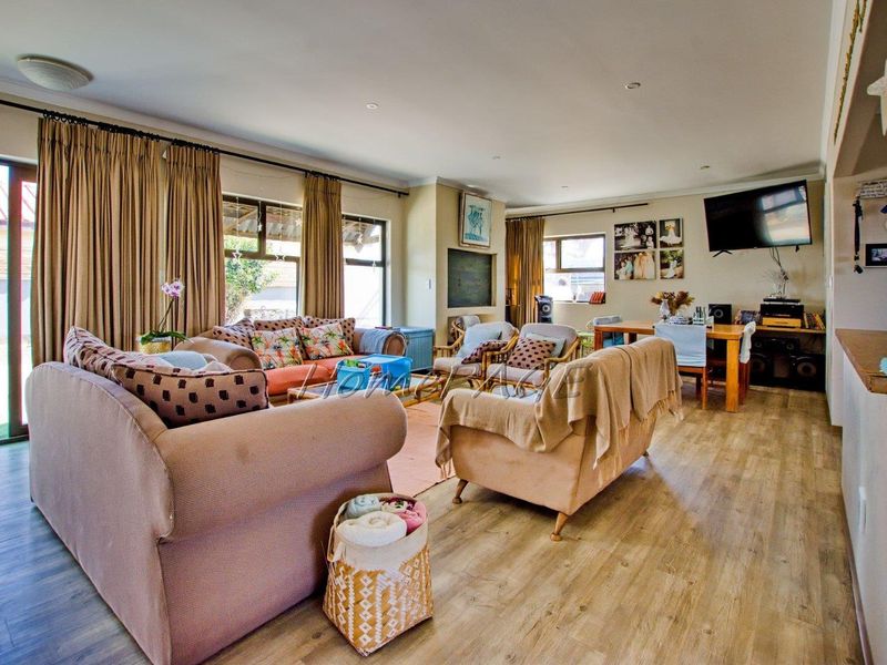 Vineta, Swakopmund:  3 Bedr Home with 2 Flats is for Sale - Photo 5