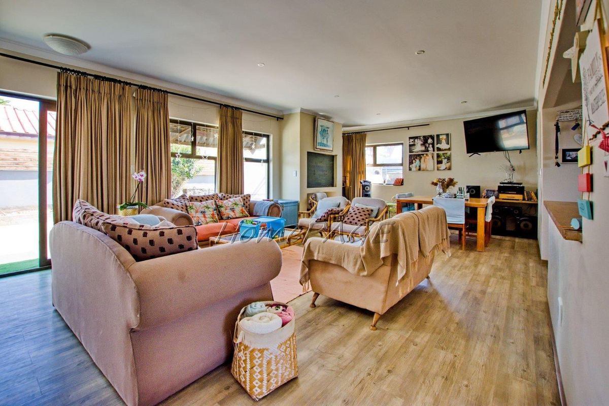 Vineta, Swakopmund:  3 Bedr Home with 2 Flats is for Sale - Photo 5