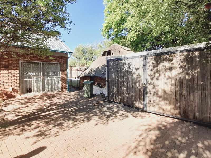 Discover Potential in Ifafi: Solid Home with Rental Opportunity - Photo 4