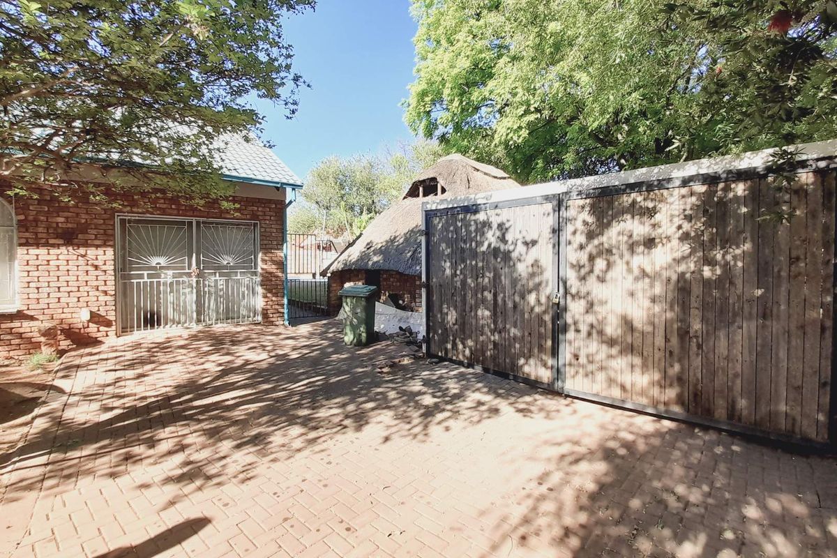 Discover Potential in Ifafi: Solid Home with Rental Opportunity - Photo 4