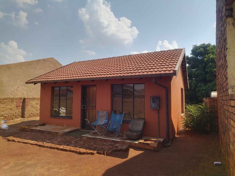 2 bedrooms house for sale in Soshanguve East - Photo 2