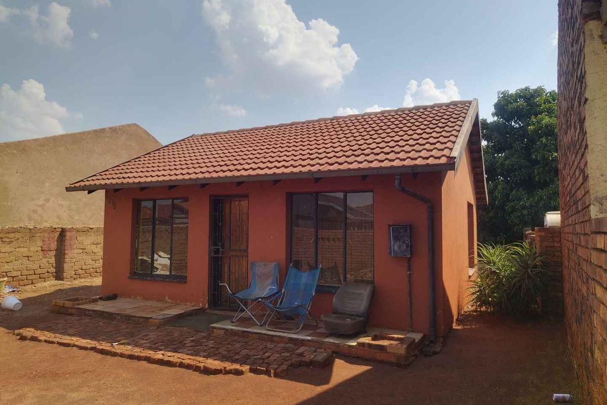 2 bedrooms house for sale in Soshanguve East - Photo 2