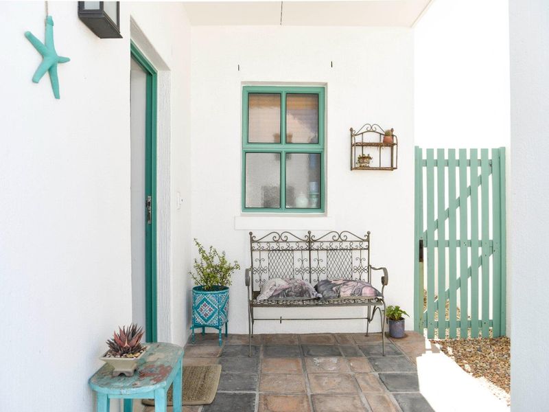 Exquisite and charming home with a beautiful garden in the always popular Kingshaven Estate - Photo 2