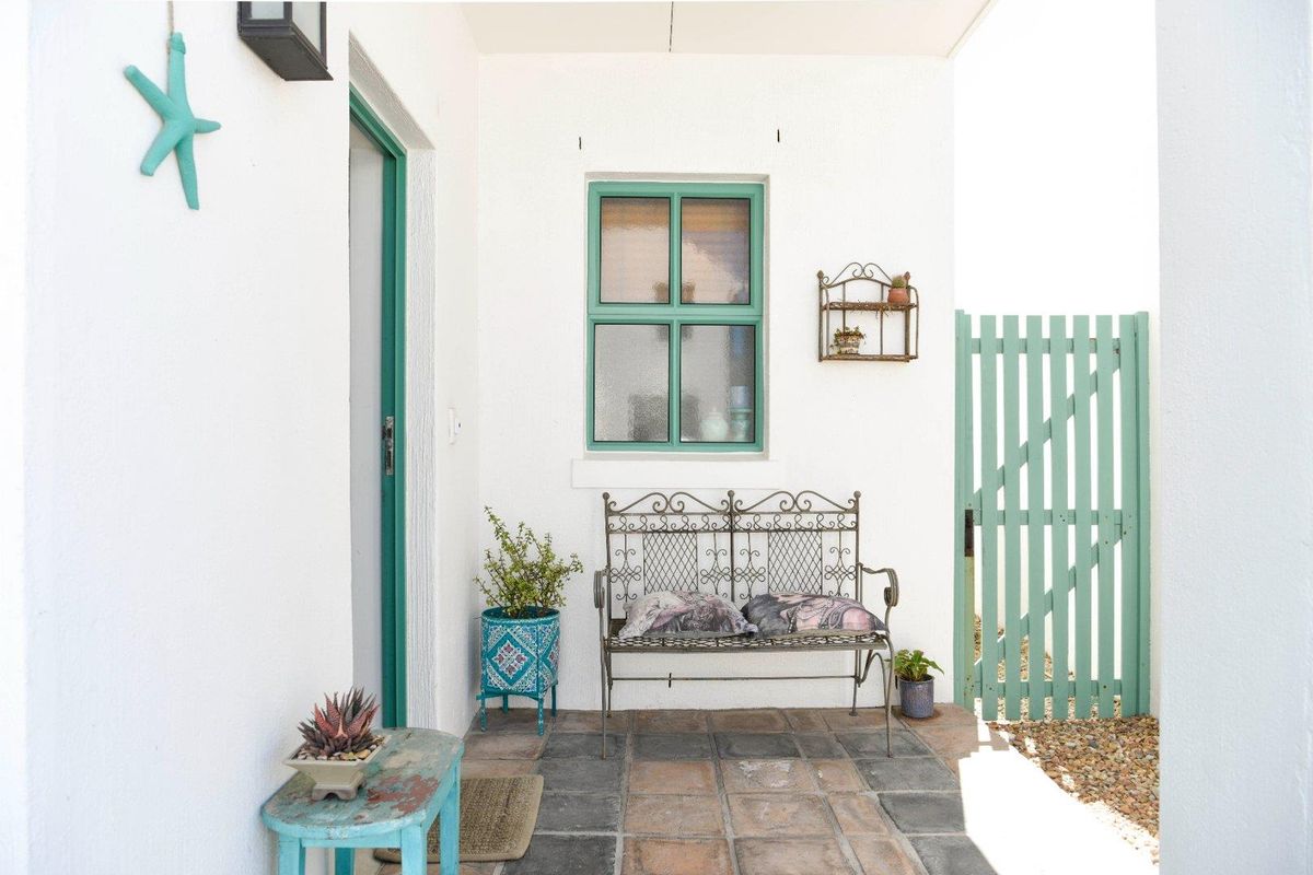 Exquisite and charming home with a beautiful garden in the always popular Kingshaven Estate - Photo 2