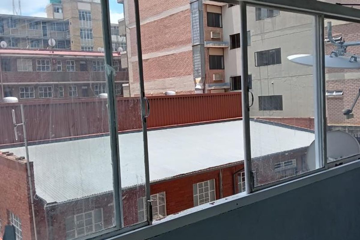 ONE AND HALF BEDROOM FLAT IN SUNNYSIDE :AVAILABLE IMMEDIATELY. - Photo 5
