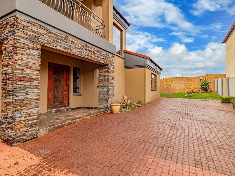 5 Bedroom Double Storey Family Home With pool,Solar & Exceptional Entertainment Spaces - Photo 2