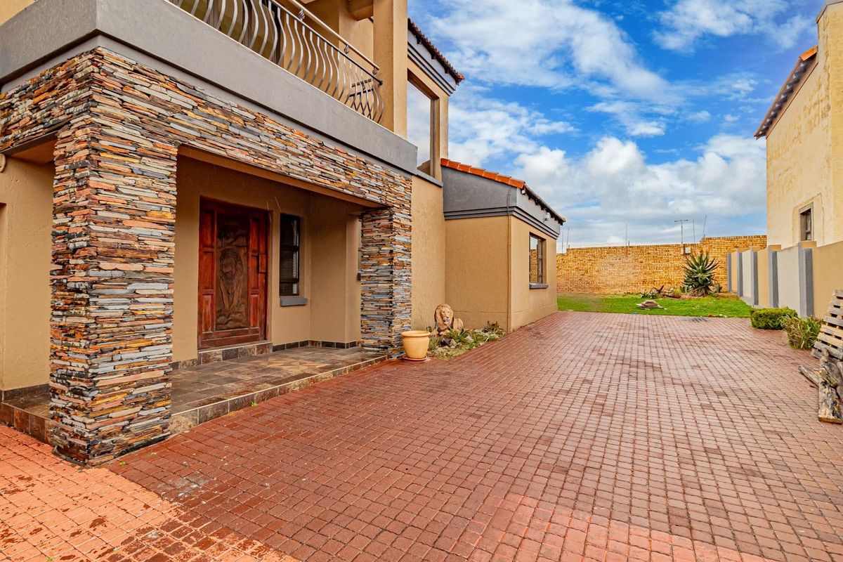5 Bedroom Double Storey Family Home With pool,Solar & Exceptional Entertainment Spaces - Photo 2