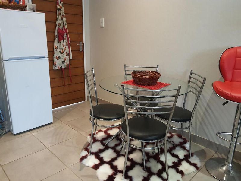 Stunning 3 bed, 2 bath unit in a secure complex - Photo 5