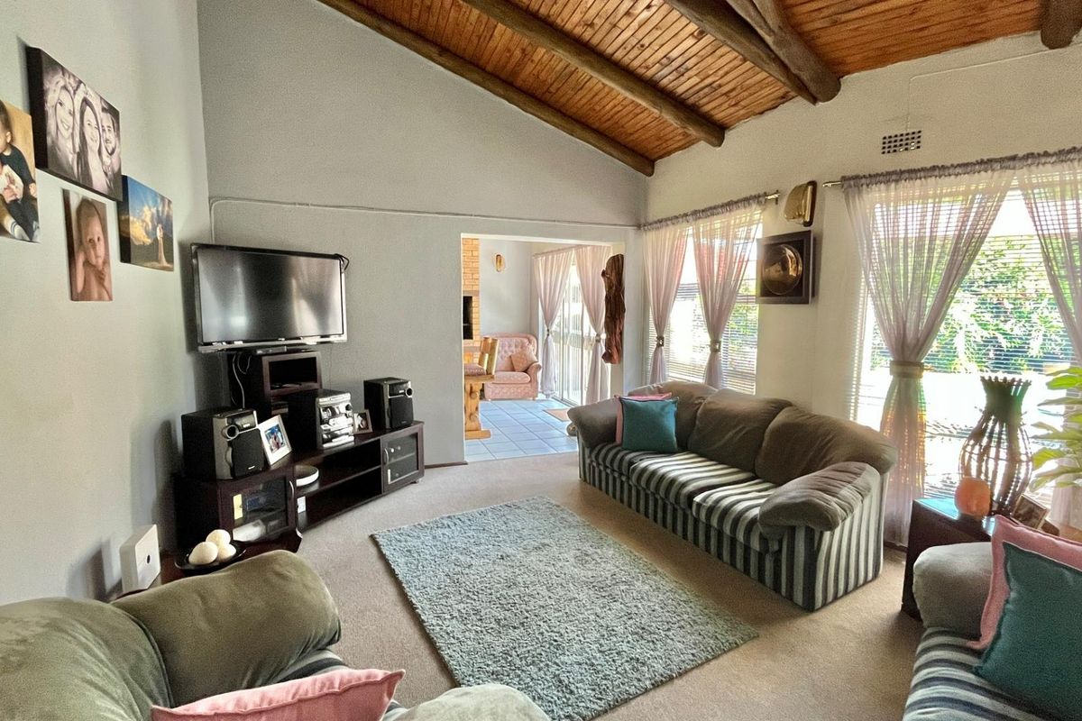 Luxurious Living Awaits in Sunward Park Village! - Photo 5