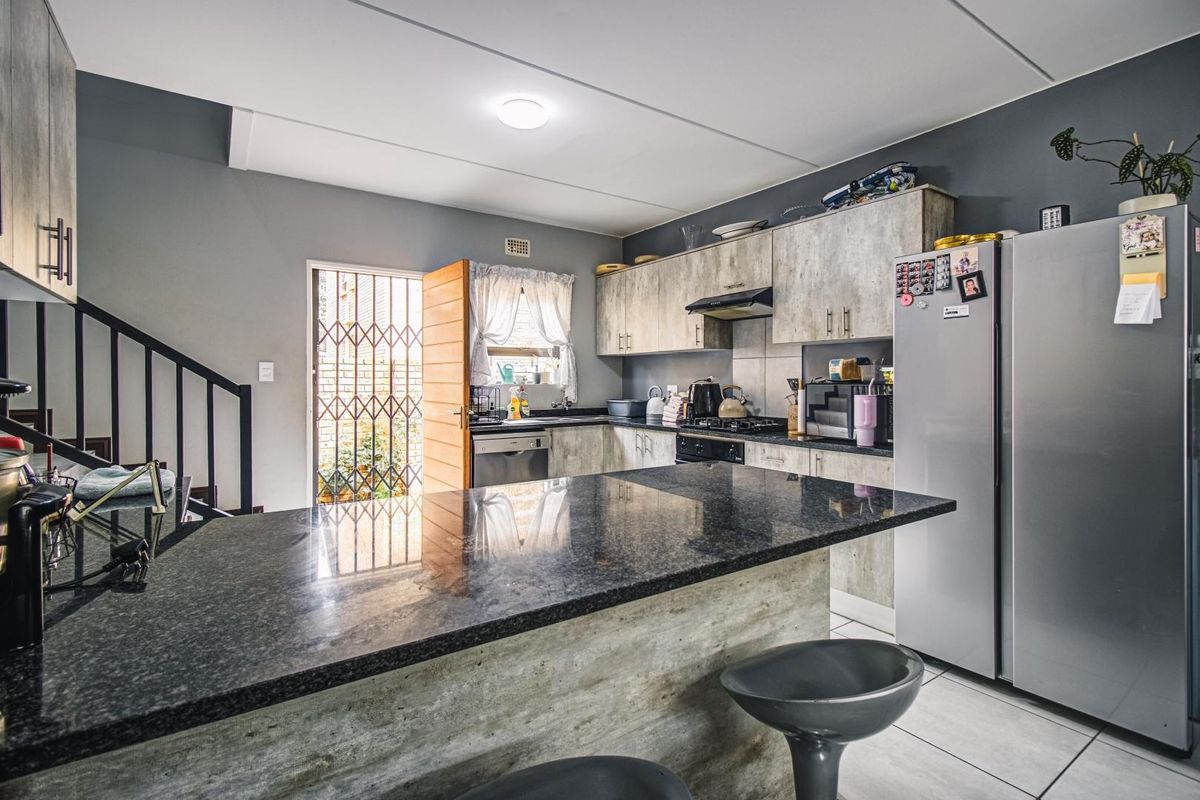 This one is a must view!! Need a lock up and go?? - Photo 5