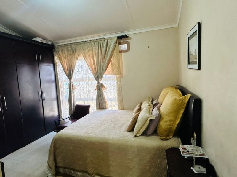 4 bedroom House with 2 bathrooms( en suite plus normal) at Newlands West - Photo 6