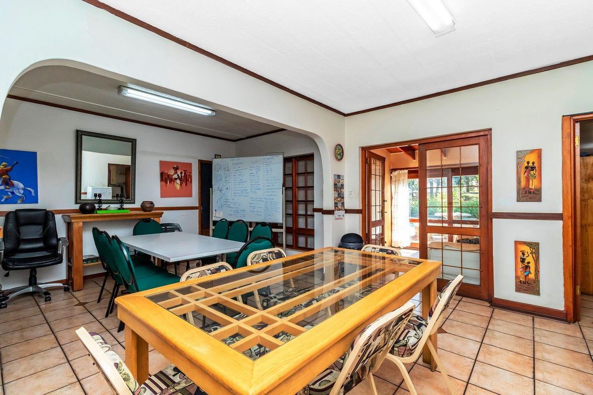 Expansive training lodge situated close to Grand Central Airport - Photo 5