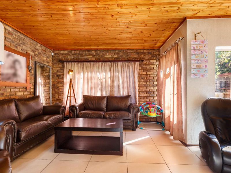 Spacious four-bedroom home on a large stand - Moreleta Park - Photo 4