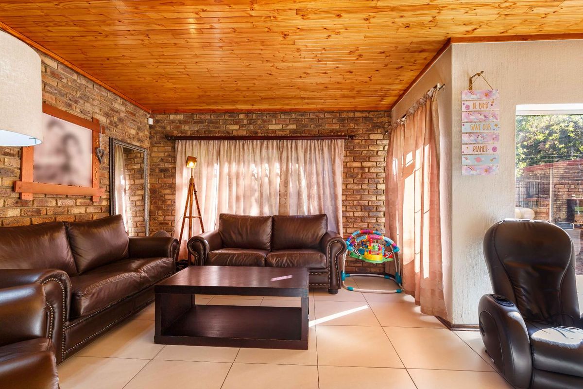 Spacious four-bedroom home on a large stand - Moreleta Park - Photo 4