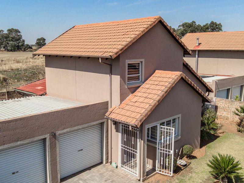 3 Bedroom Townhouse in Blue Lakes Estate. - Photo 2