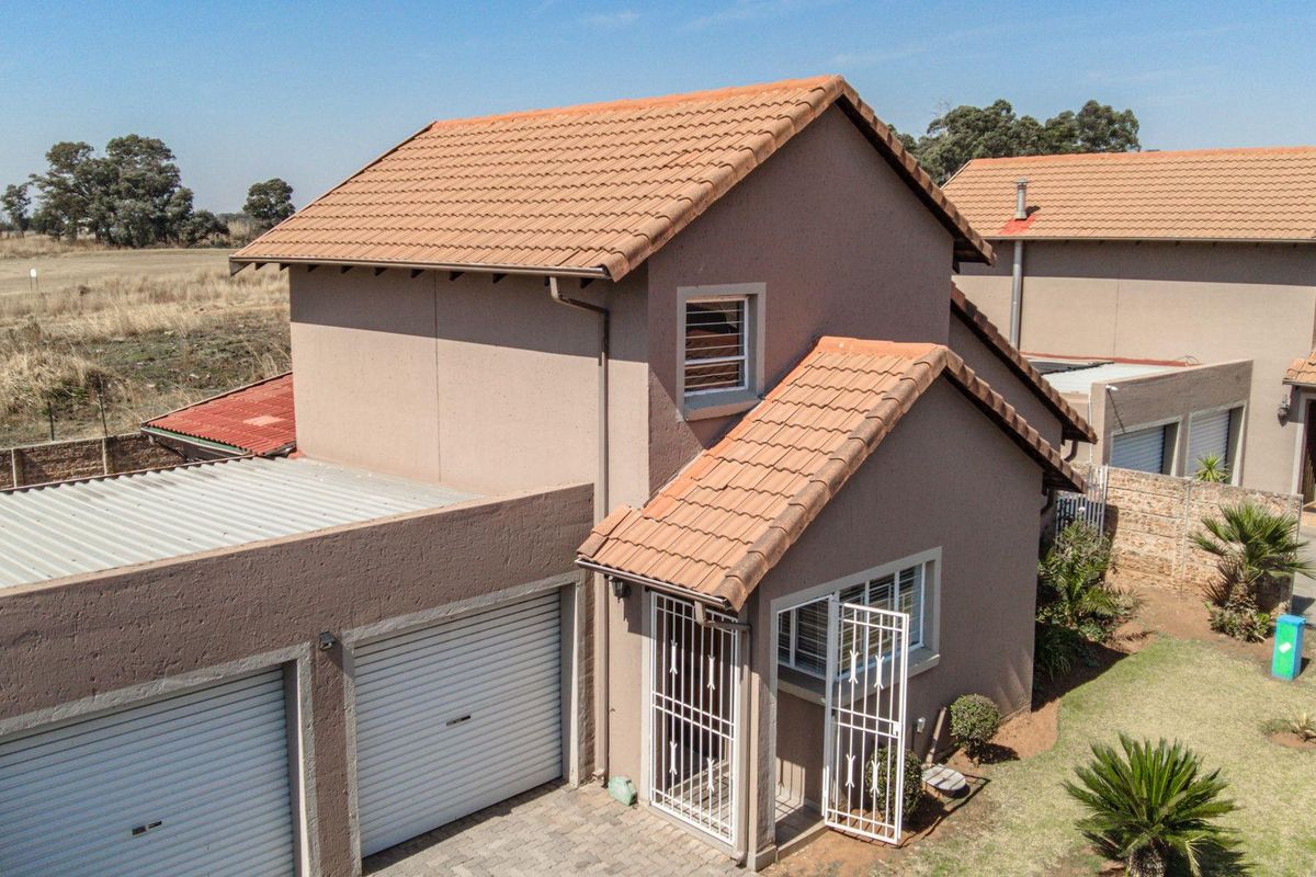 3 Bedroom Townhouse in Blue Lakes Estate. - Photo 2