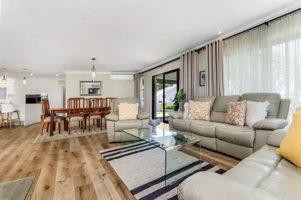 A MODERN MASTERPIECE TUCKED AWAY IN A CUL-DE-SAC INSIDE LOVELY SOMERSET GARDENS - Photo 4