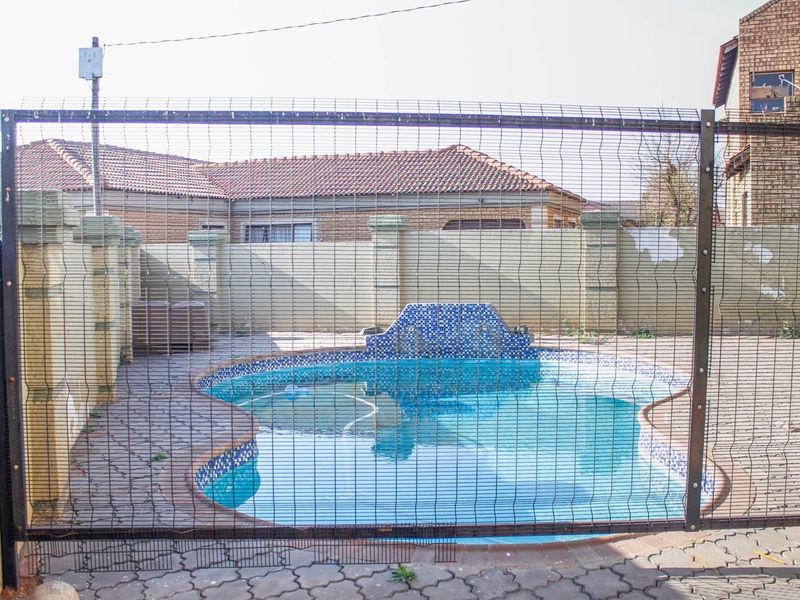 Unlock the Potential: Transform This Spacious Mineralia Gem into Your Dream Home! - Photo 4