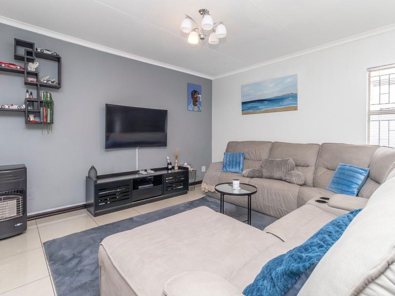 Modern Comfort Meets Tranquil Garden Living in Radiokop - Photo 5