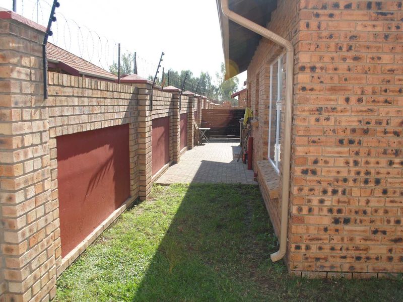 Beautiful & Secure Townhouse in Prime Complex – Ideal for Couples or Small Families - Photo 4