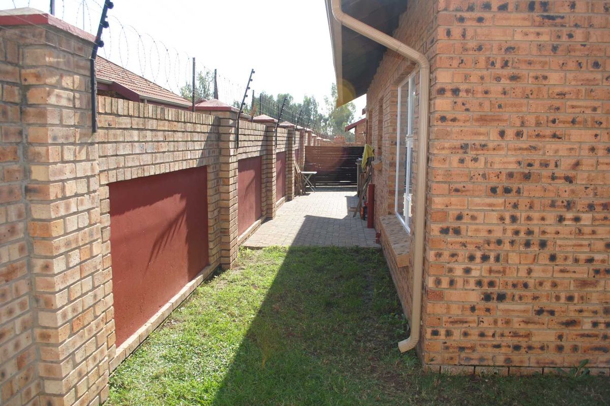 Beautiful & Secure Townhouse in Prime Complex – Ideal for Couples or Small Families - Photo 4