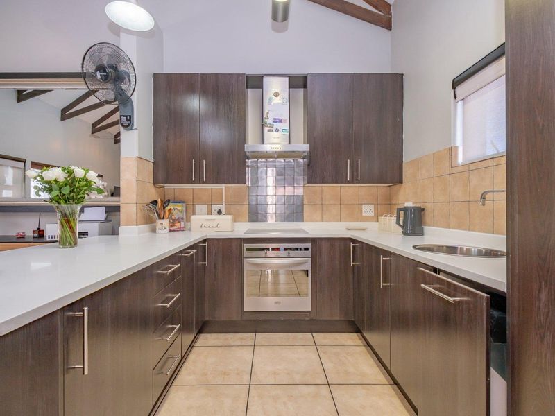 Magnificent lock-up-and-go home in sought-after Midstream. - Photo 10