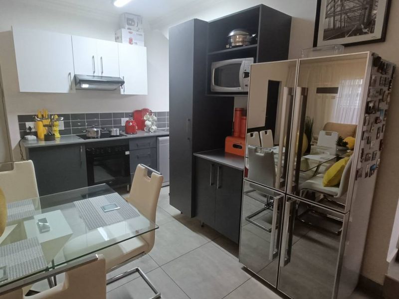 MODERN FAMILY HOUSE FOR SALE IN THATCHFIELD RIDGE ESTATE! - Photo 6