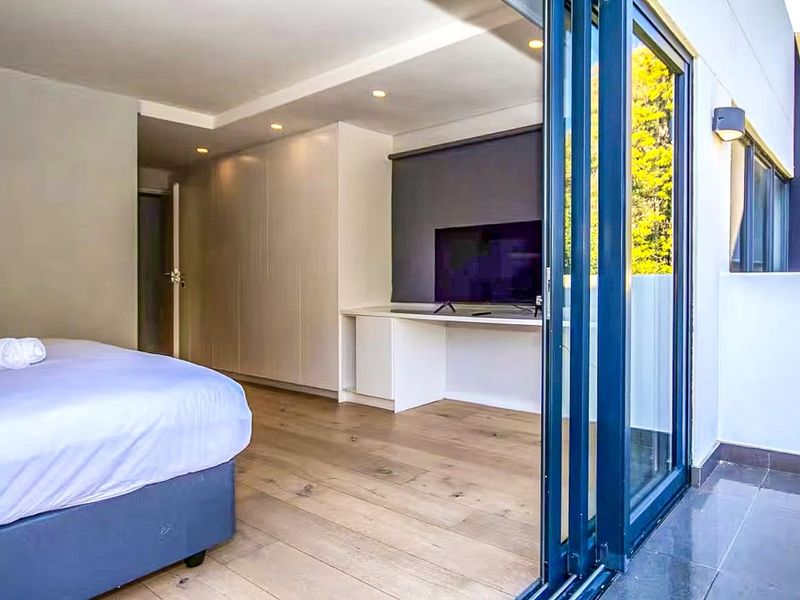 Sea Point Stunner - Airbnb Gold - Photo 10