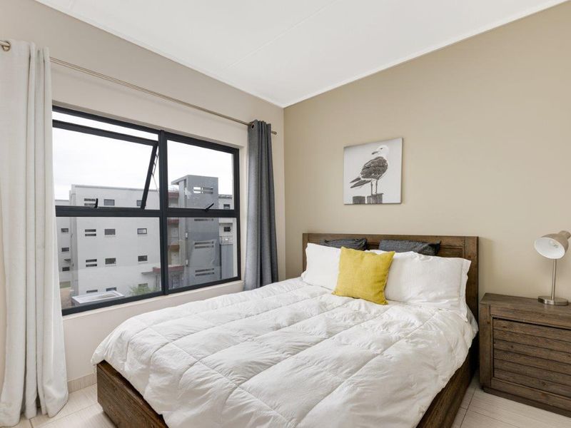 Experience Unparalleled Luxury and Security in Our Upmarket Penthouse Apartment with Gorgeous Views - Photo 8