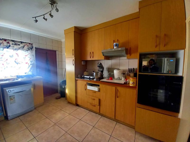 3 bedroom home with 2 single flats - Photo 4