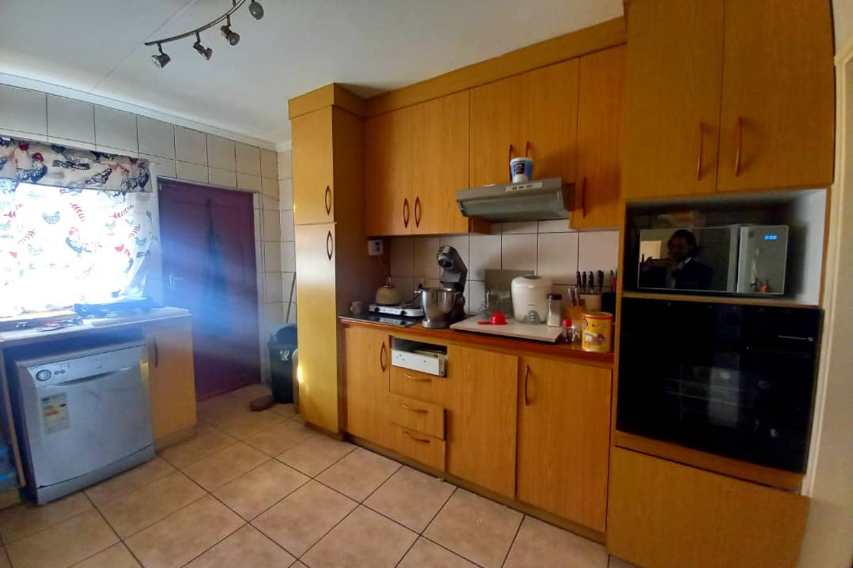 3 bedroom home with 2 single flats - Photo 4