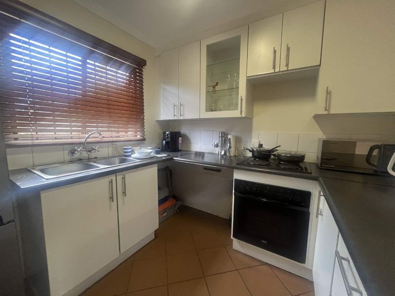MacArthur Park Living – Neat Secure, Sunny & Move-In Ready - Photo 3